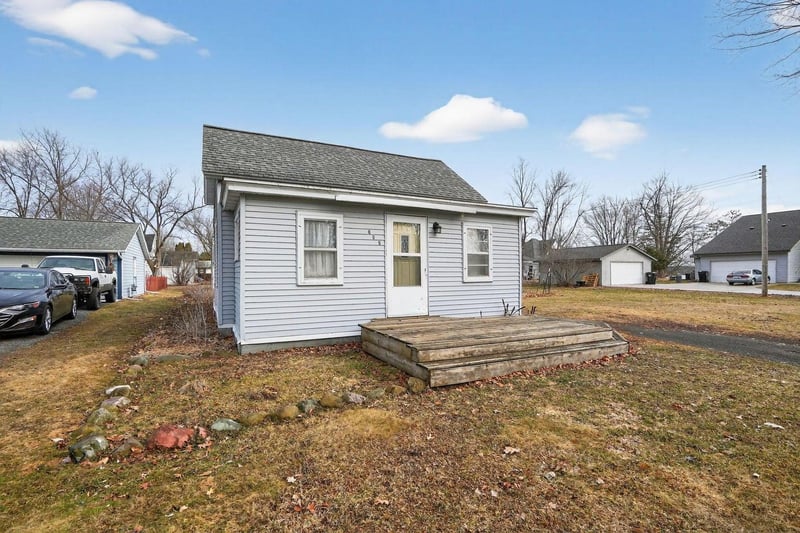 809 E Park Ave, Luck, WI 54853