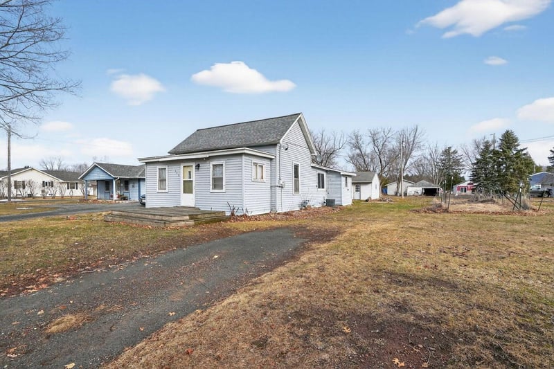809 E Park Ave, Luck, WI 54853