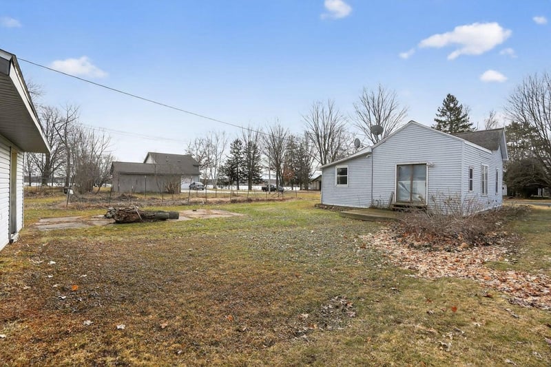 809 E Park Ave, Luck, WI 54853