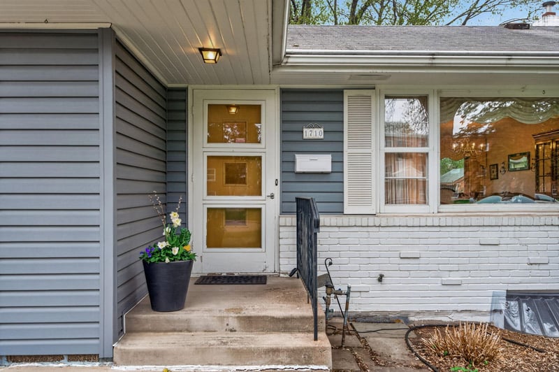 1710 Fry St, Falcon Heights, MN 55113
