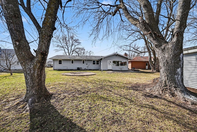 363 N Waterville Ave, Le Center, MN 56057