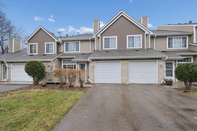 18195 Warbler Ln, Eden Prairie, MN 55346