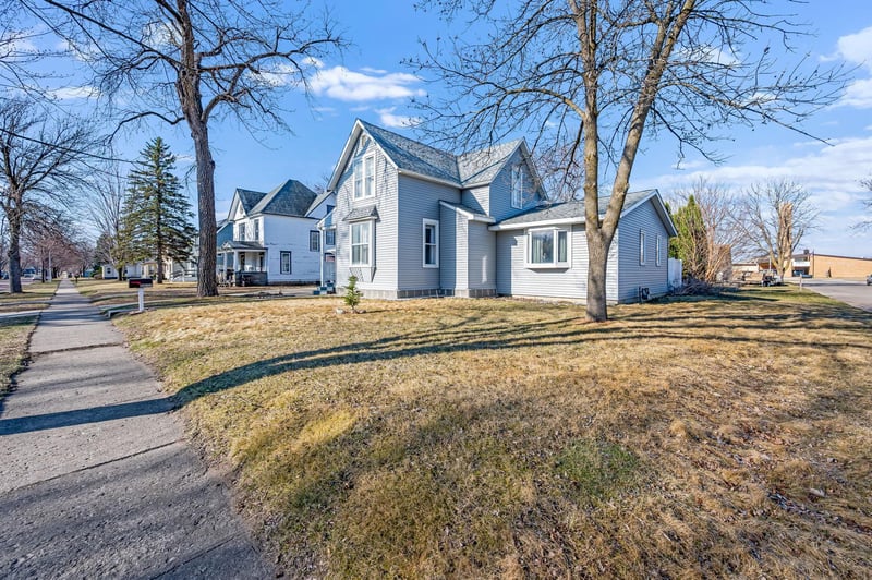 1452 5th Ave, Windom, MN 56101