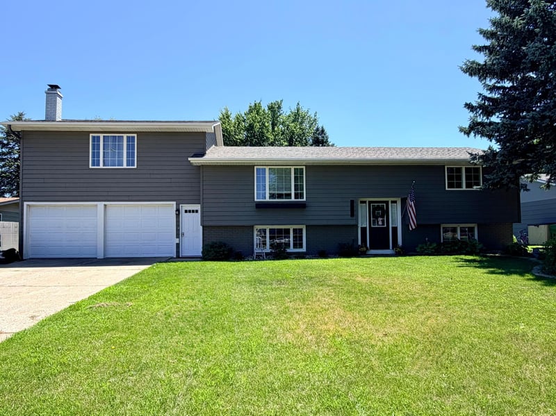 1511 Eckerson Dr, Worthington, MN 56187