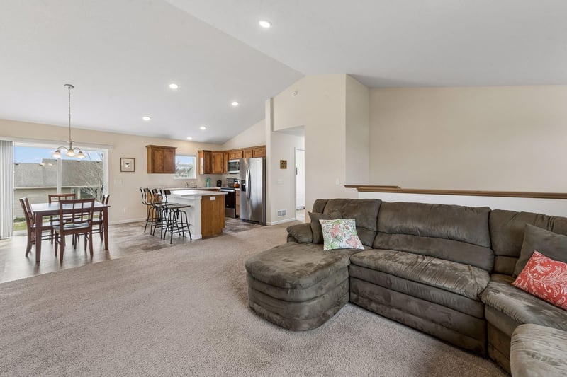 1192 Farmers Ln, Belle Plaine, MN 56011