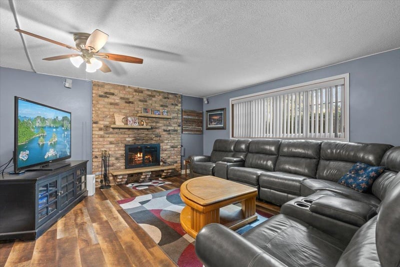 6972 Hickory Dr NE, Fridley, MN 55432