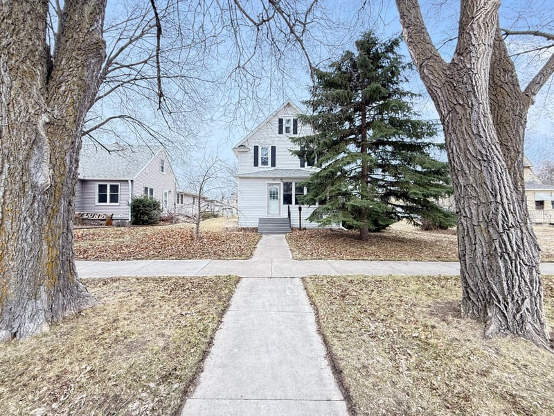 712 3rd Ave, Madison, MN 56256