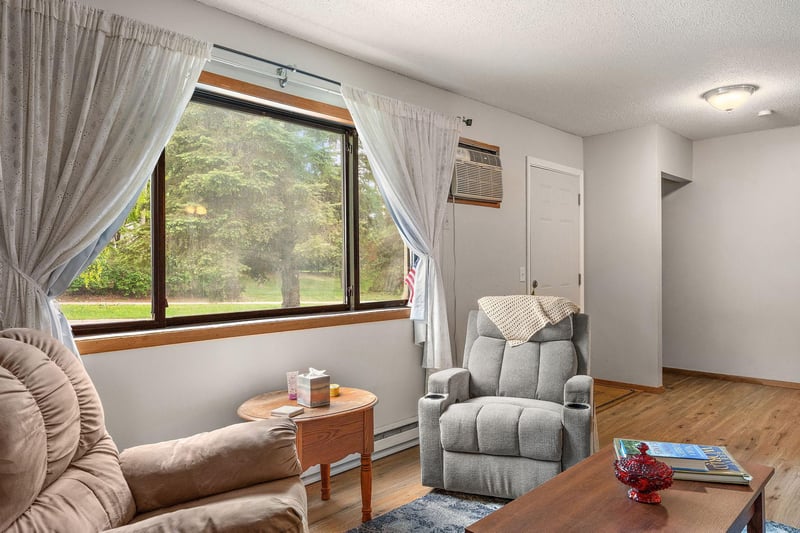 16 E 13th St, Waconia, MN 55387
