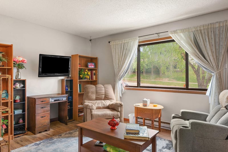 16 E 13th St, Waconia, MN 55387