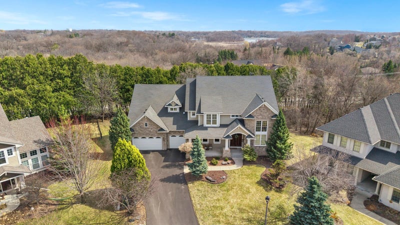 2020 Edgewood Ct, Chanhassen, MN 55317
