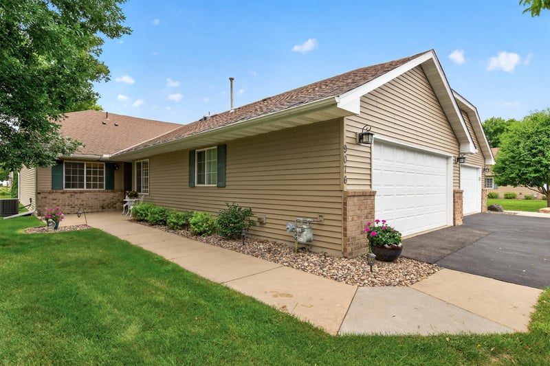 9076 212th St W, Lakeville, MN 55044