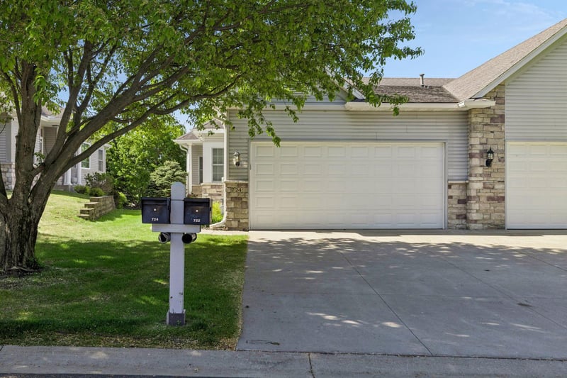 724 Gilfillan Ln, White Bear Twp, MN 55127