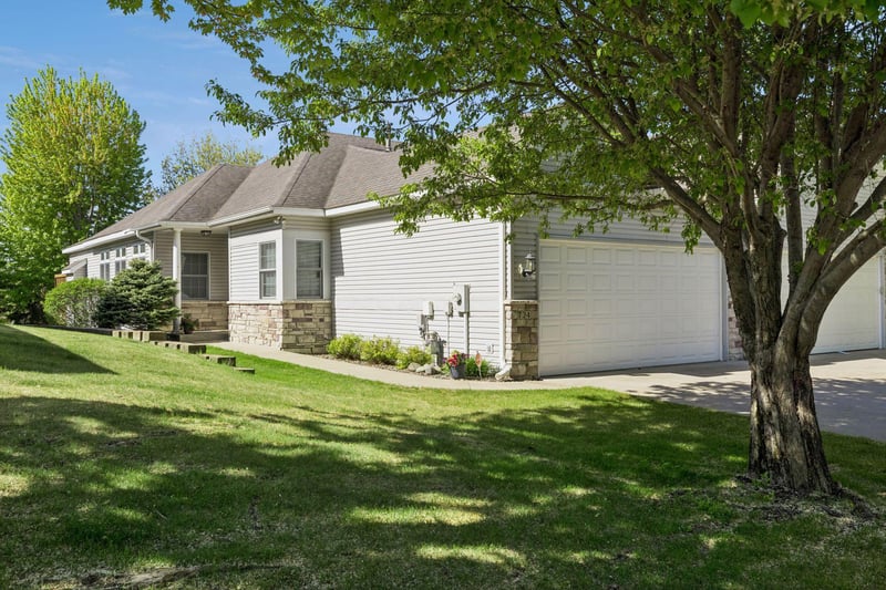 724 Gilfillan Ln, White Bear Twp, MN 55127