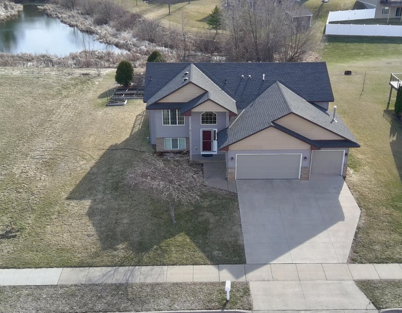 929 Farmers Ridge Trl, Belle Plaine, MN 56011