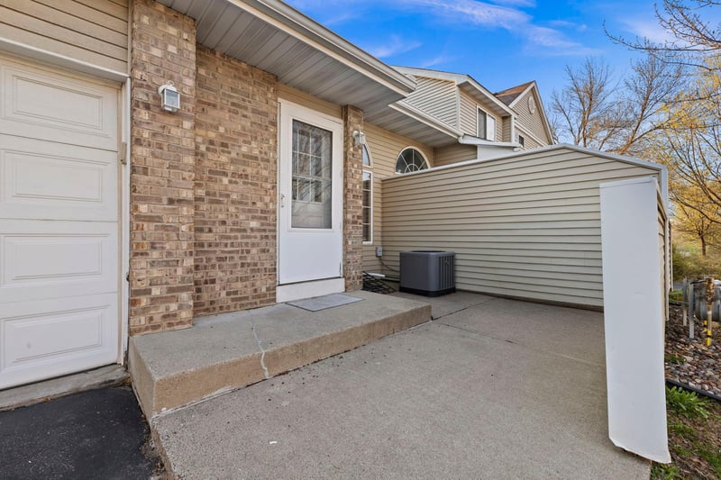1102 Black Oak Dr, New Brighton, MN 55112