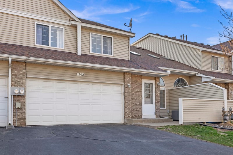 1102 Black Oak Dr, New Brighton, MN 55112
