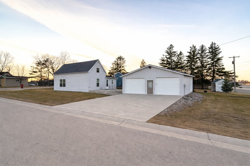 302 W Fir Ave, Frazee, MN 56544