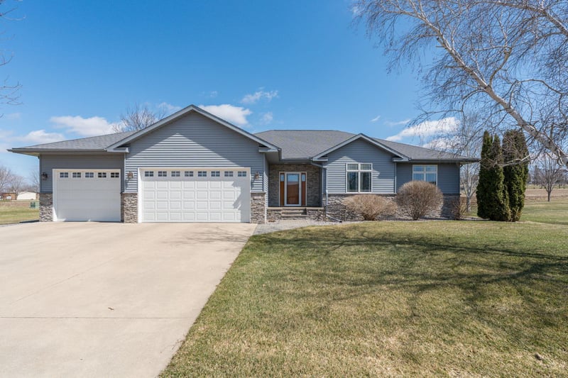 125 Kenna Dr, Le Sueur, MN 56058