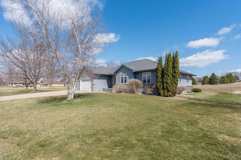 125 Kenna Dr, Le Sueur, MN 56058
