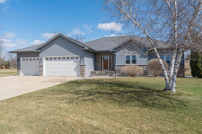 125 Kenna Dr, Le Sueur, MN 56058