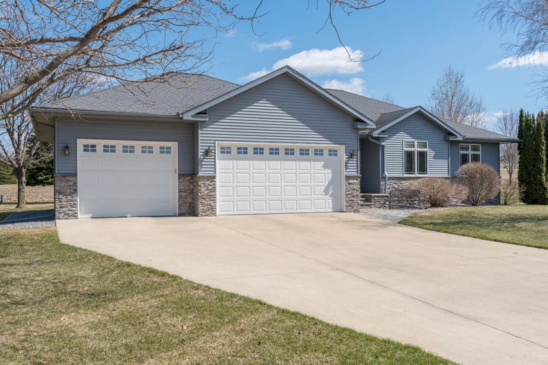 125 Kenna Dr, Le Sueur, MN 56058
