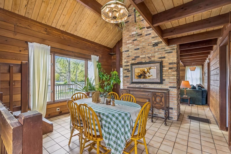 579 County Road B E, Maplewood, MN 55117