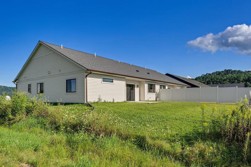 301 Stoddard St S, Houston, MN 55943