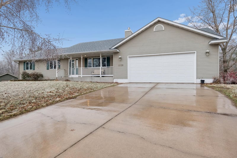 1528 Shore Haven Ct, Menomonie, WI 54751