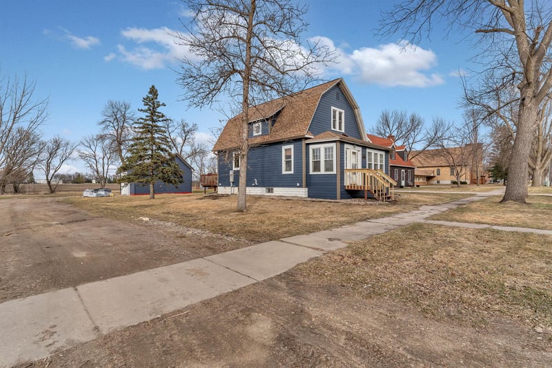 201 Dakota Ave NE, Pennock, MN 56279