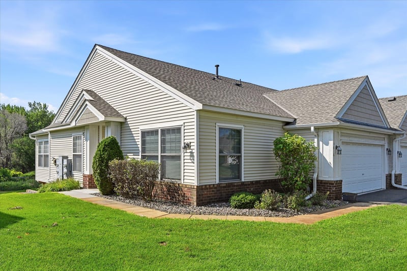 5818 Prairie Ridge Dr, Shoreview, MN 55126
