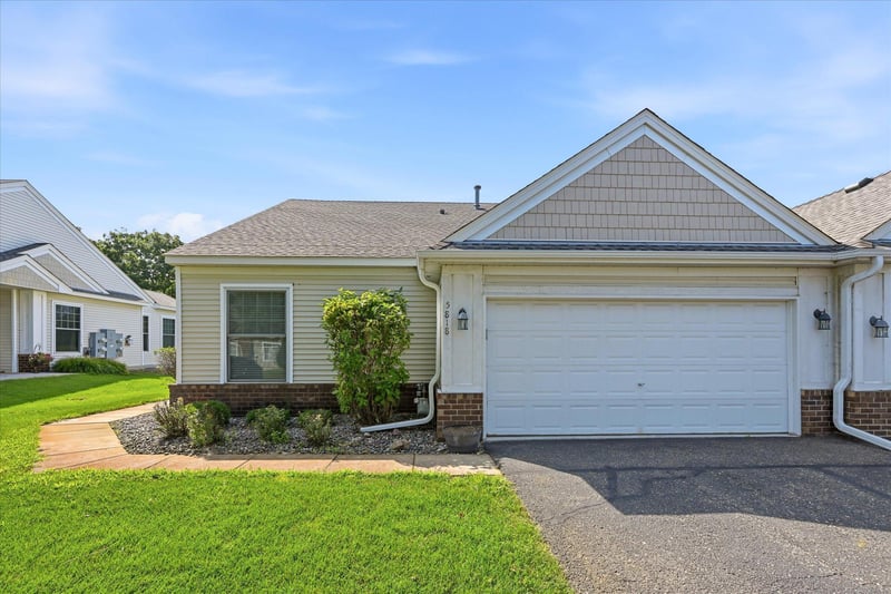 5818 Prairie Ridge Dr, Shoreview, MN 55126