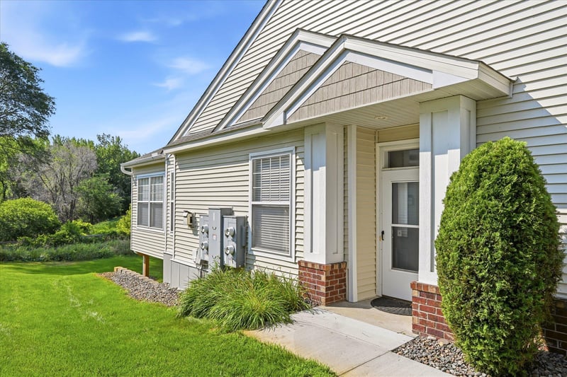 5818 Prairie Ridge Dr, Shoreview, MN 55126