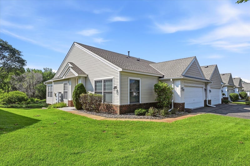 5818 Prairie Ridge Dr, Shoreview, MN 55126