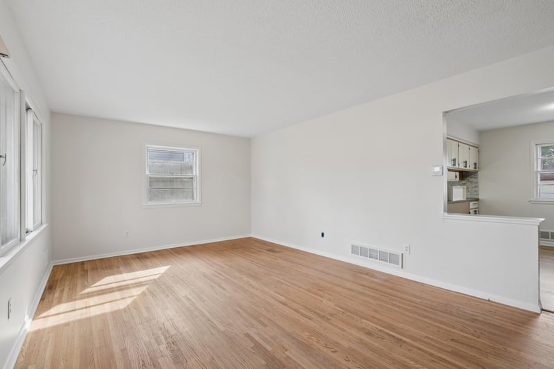 1586 Pacific St, Saint Paul, MN 55106