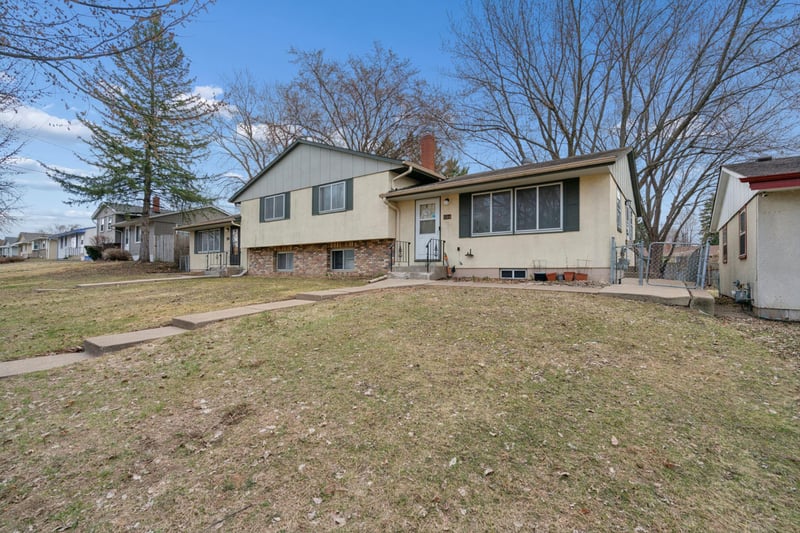 1586 Pacific St, Saint Paul, MN 55106