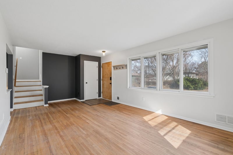 1586 Pacific St, Saint Paul, MN 55106
