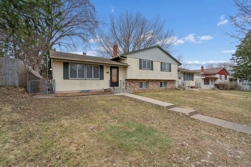 1586 Pacific St, Saint Paul, MN 55106