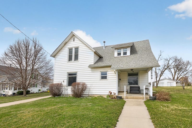 109 4th St NE, Stewartville, MN 55976