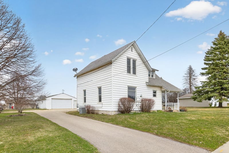 109 4th St NE, Stewartville, MN 55976