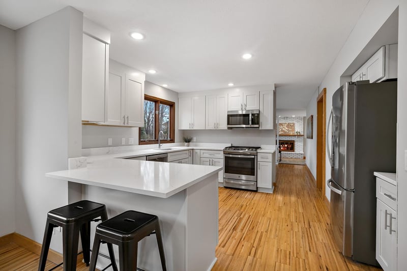 1287 Nursery Hill Ln, Arden Hills, MN 55112