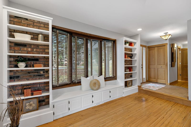 1287 Nursery Hill Ln, Arden Hills, MN 55112