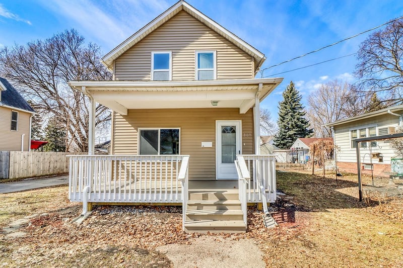 307 10th St N, Moorhead, MN 56560