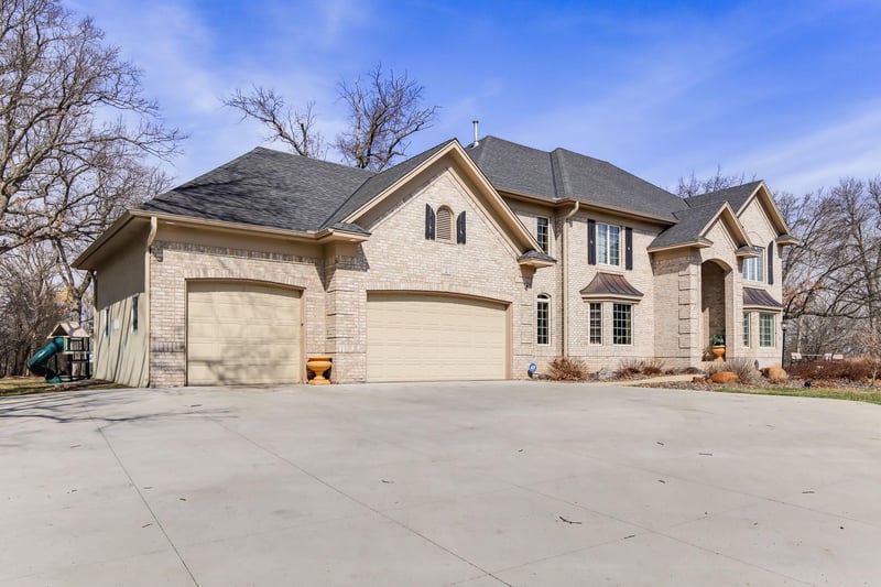 2 Bent Tree Ln, North Oaks, MN 55127
