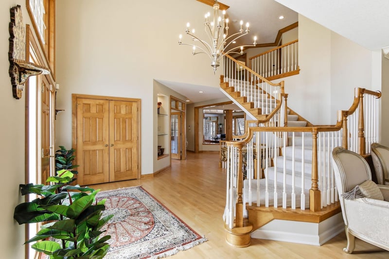 2 Bent Tree Ln, North Oaks, MN 55127