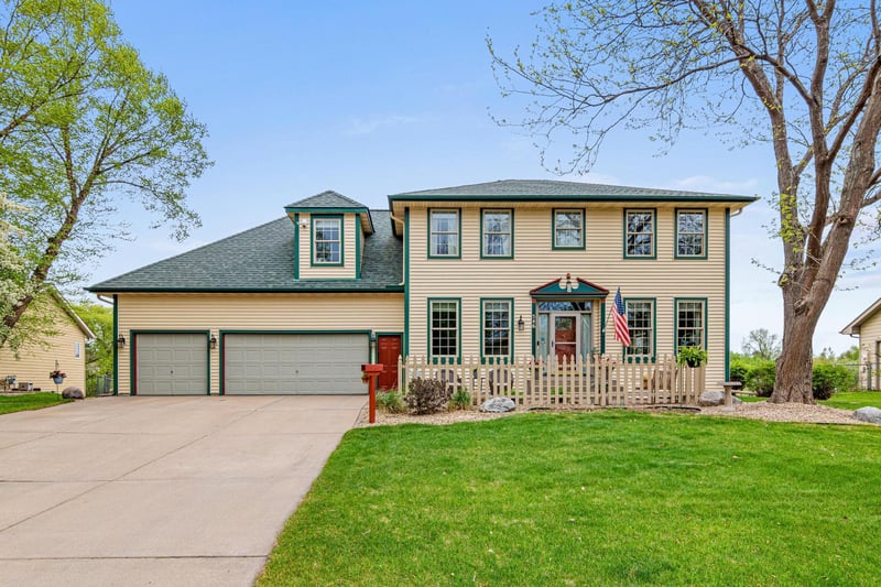 546 Linden Ln, Lino Lakes, MN 55014