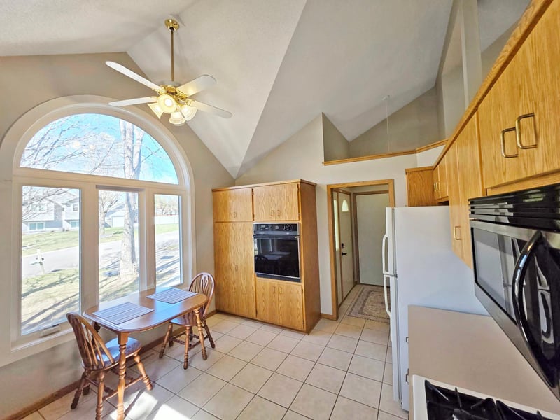 1013 Maplewood Dr, Delano, MN 55328