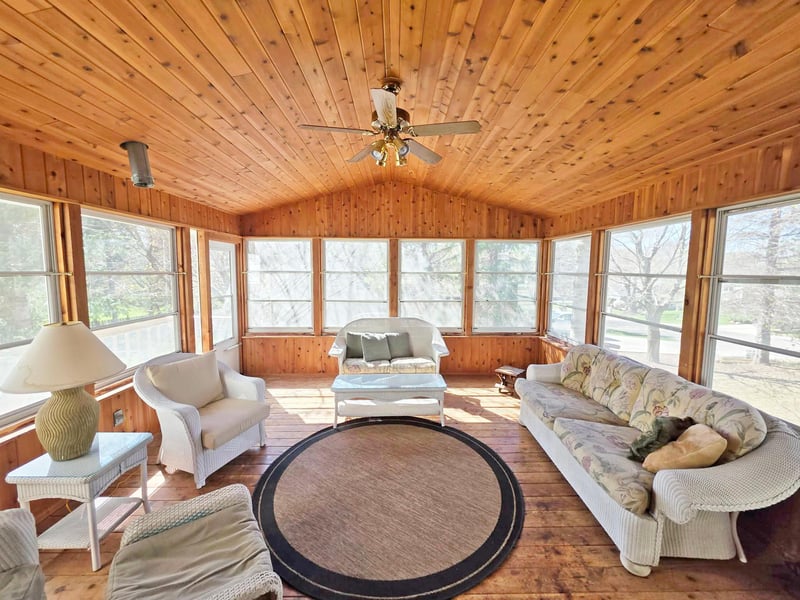 1013 Maplewood Dr, Delano, MN 55328