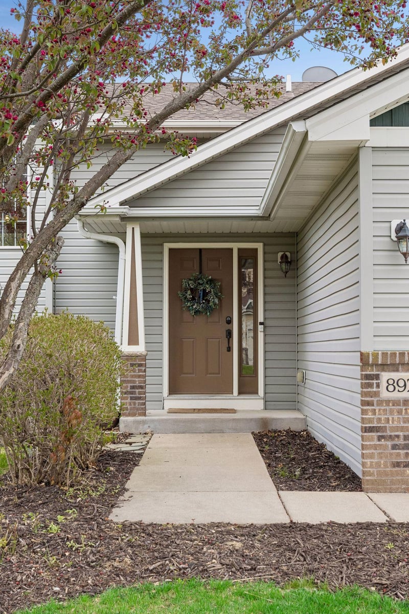 892 Kelly St, Lino Lakes, MN 55014