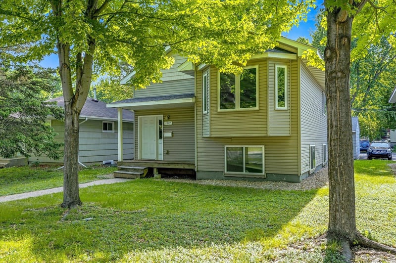 1077 26th Ave SE, Minneapolis, MN 55414