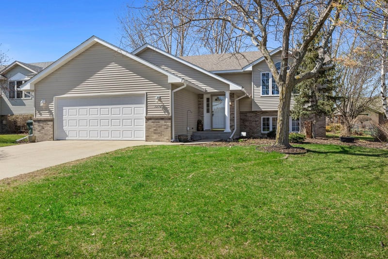 1274 Sunburst Way SE, Hutchinson, MN 55350